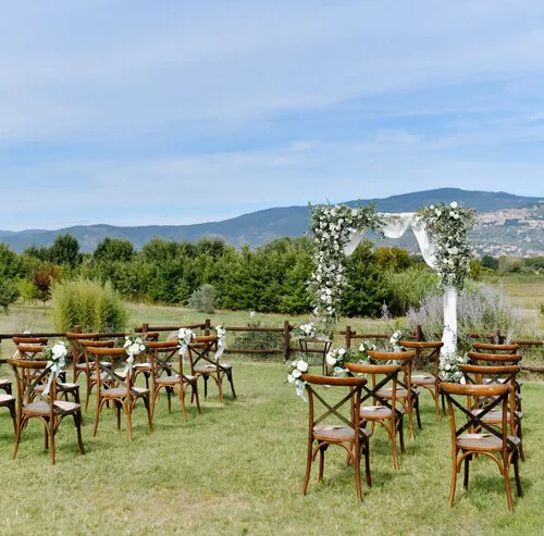 ceremonial-wedding-archway-chiavari-chairs-guests-outdoors_8353-10865